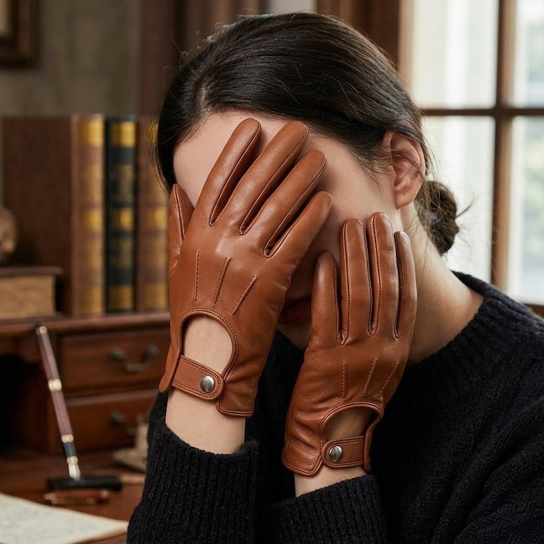 Women’s Sheep Leather Driving Gloves, Handmade Winter Wrist Gloves, Elegant Button Style